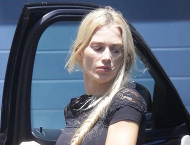 Η Βικτώρια Καρύδα στο κοιμητήριο του Σίδνεϊ: Κάθε ημέρα επισκέπτεται τον τάφο του συζύγου της